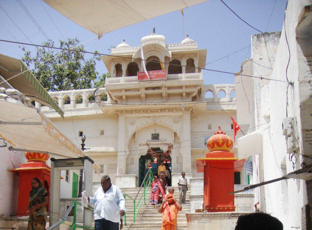 White entrance gate of Pushkar Brahma Temple