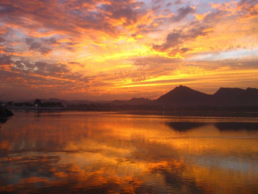 Evening colors in the sky and on the waters of Udaipur Fateh Sagar lake
