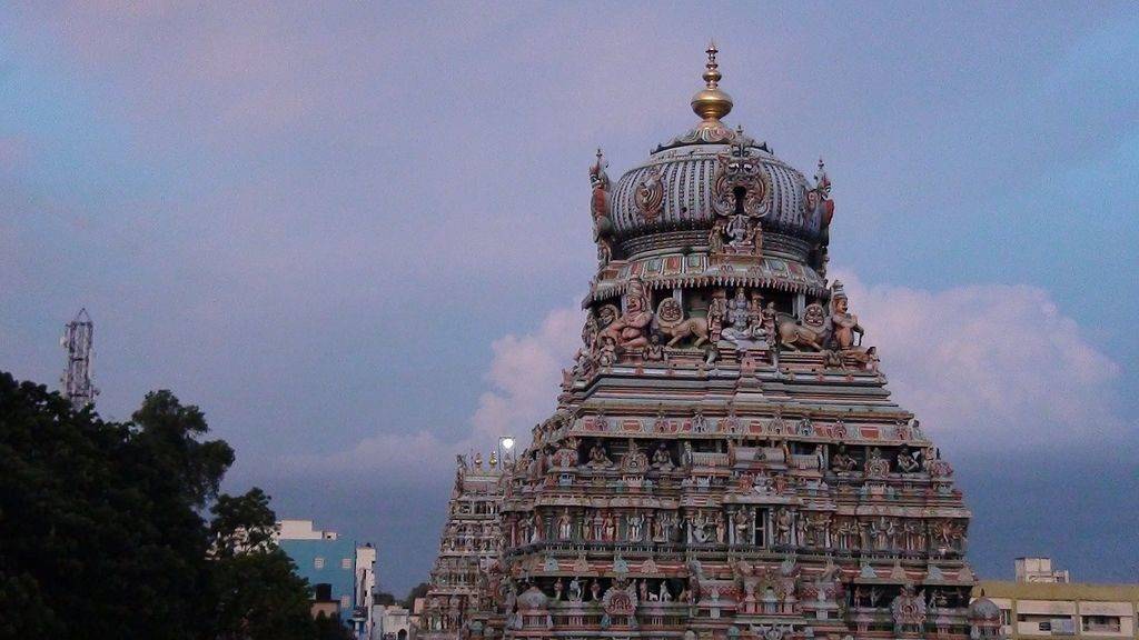 Beautiful sculptures at the top of Koodal Azhagar Temple in Madurai