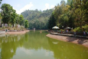 Aritar Lake and the surrounding gardens