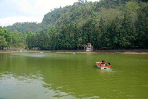 Boating on the green waters of Aritar Lake