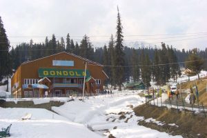 Snow around Gandola station at Gulmarg