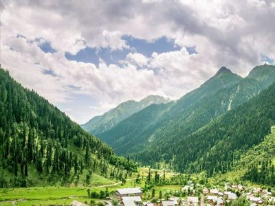 Aru valley amidst the high mountains